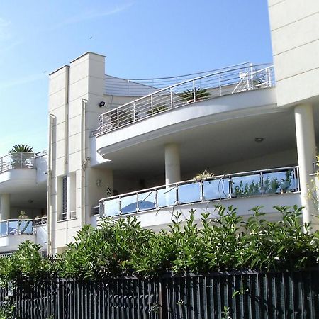 سرمونيتا B&B Stazione Latina المظهر الخارجي الصورة